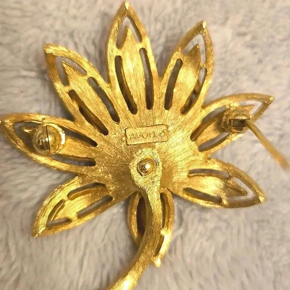 #369 Vintage Avon Gold Tone Textured Petals Flower Brooch Pin - Picture 4 of 4